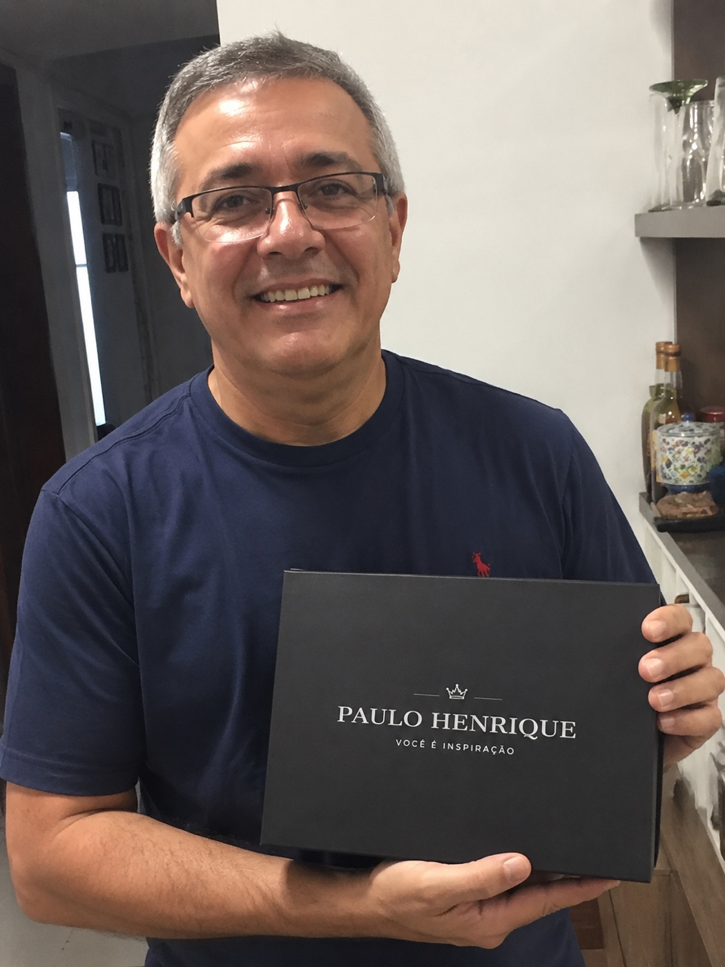 Cliente segurando caixa personalizada