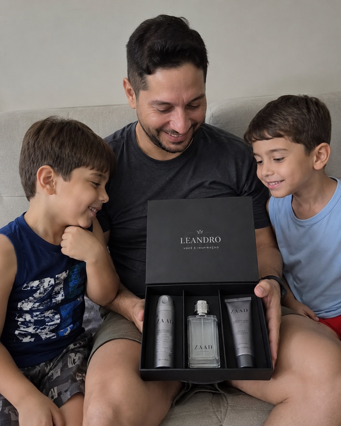 Pai com filhos segurando kit personalizado